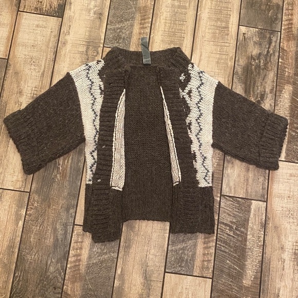 Elsamahda Brown and White Knit Cardigan with Button Closure - Picture 4 of 10